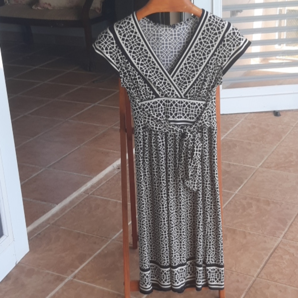 Black and White dress. City Triangles